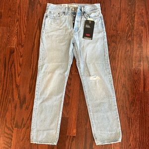 Levi’s Women Wedgie Button Up Fly Straight High Rise. NWT. 27x28.